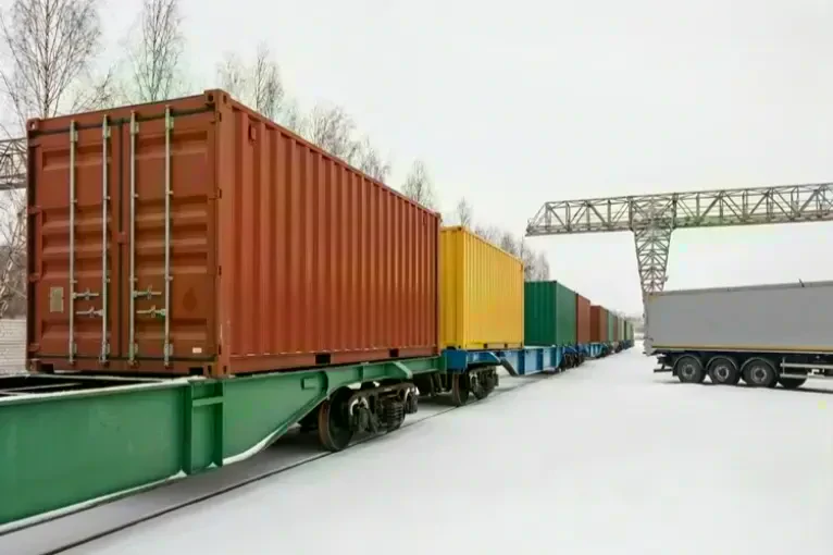 Фото вагонів з контейнерами